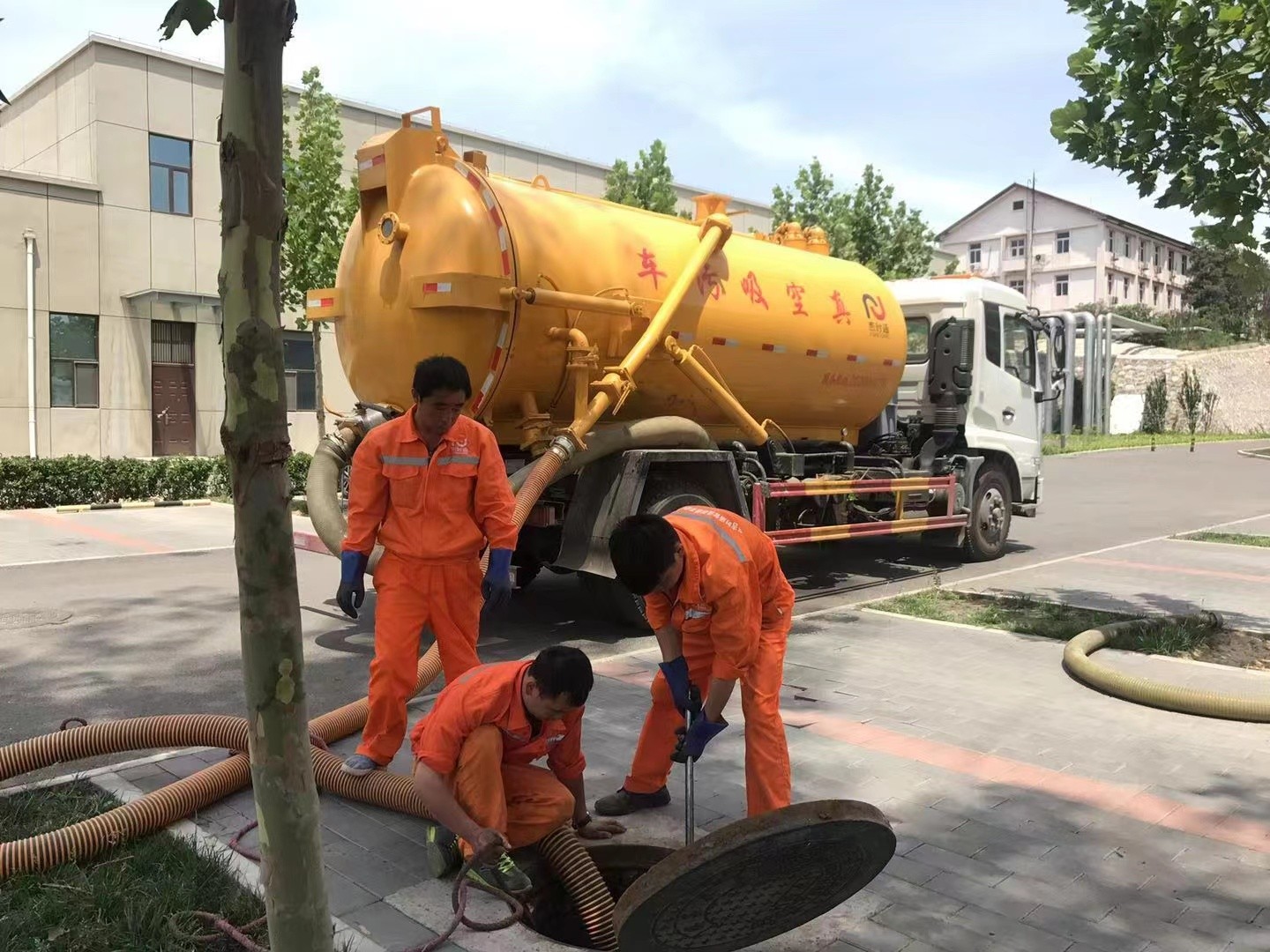 广元化粪池清理与5-8吨吸粪车施工效率分析